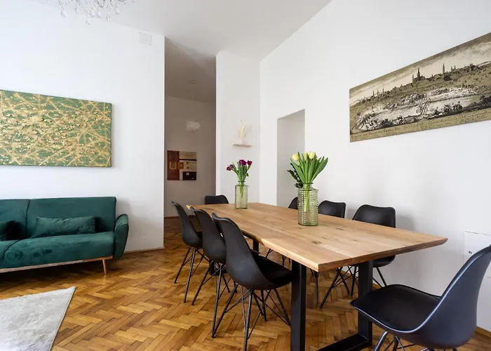 In Viennese Old Building Apartamento